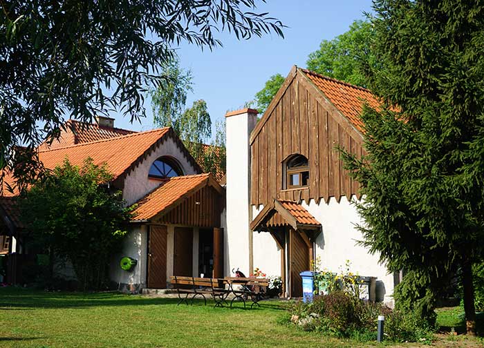 Nasz Zagrodowy zespół zaprasza do współpracy! Poszukujemy osoby, która chciałaby spędzić z nami kolejne lato, pomóc w obsłudze gości i pensjonatu. Wszystkich zainteresowanych zapraszamy do kontaktu już teraz!