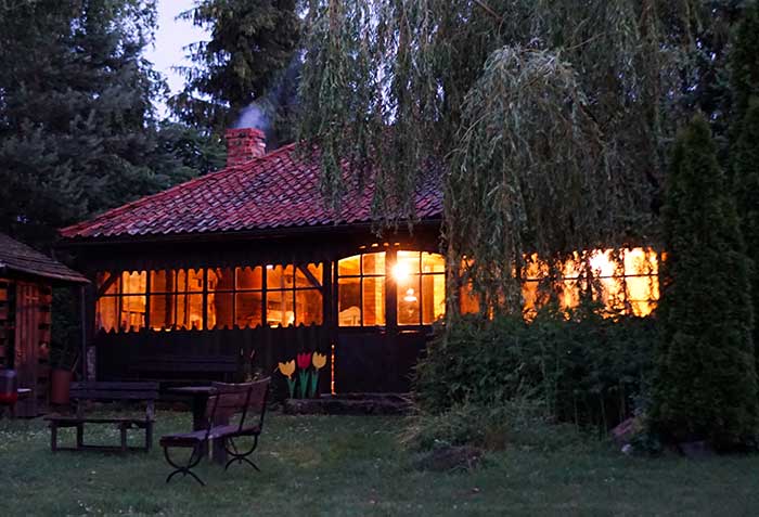 Nasza kuchnia, kominek i sauna już się szykują na długie jesienne i zimowe popołudnia… Od października do kwietnia zapraszamy do rezerwacji grupowych i rodzinnych. Mamy do dyspozycji kuchnię, jadalnię z kominkiem i miejsca noclegowe dla około 20 osób! Wieczór Andrzejkowy przy kominku? Zapraszamy!